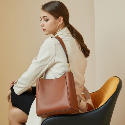 2024 autumn and winter new bag leather retro leather women's bag large -capacity barrel bag all -match shoulder mesengers bag
